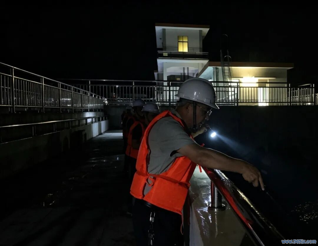 广东省惠州市白盆珠水库工程管理局工作人员夜间巡查。受访者供图