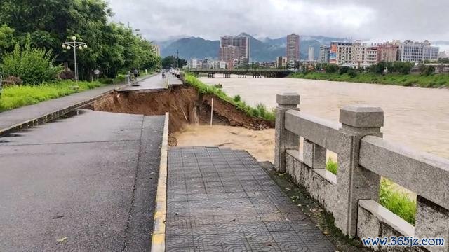沿河步道遭河水冲刷坍塌20米